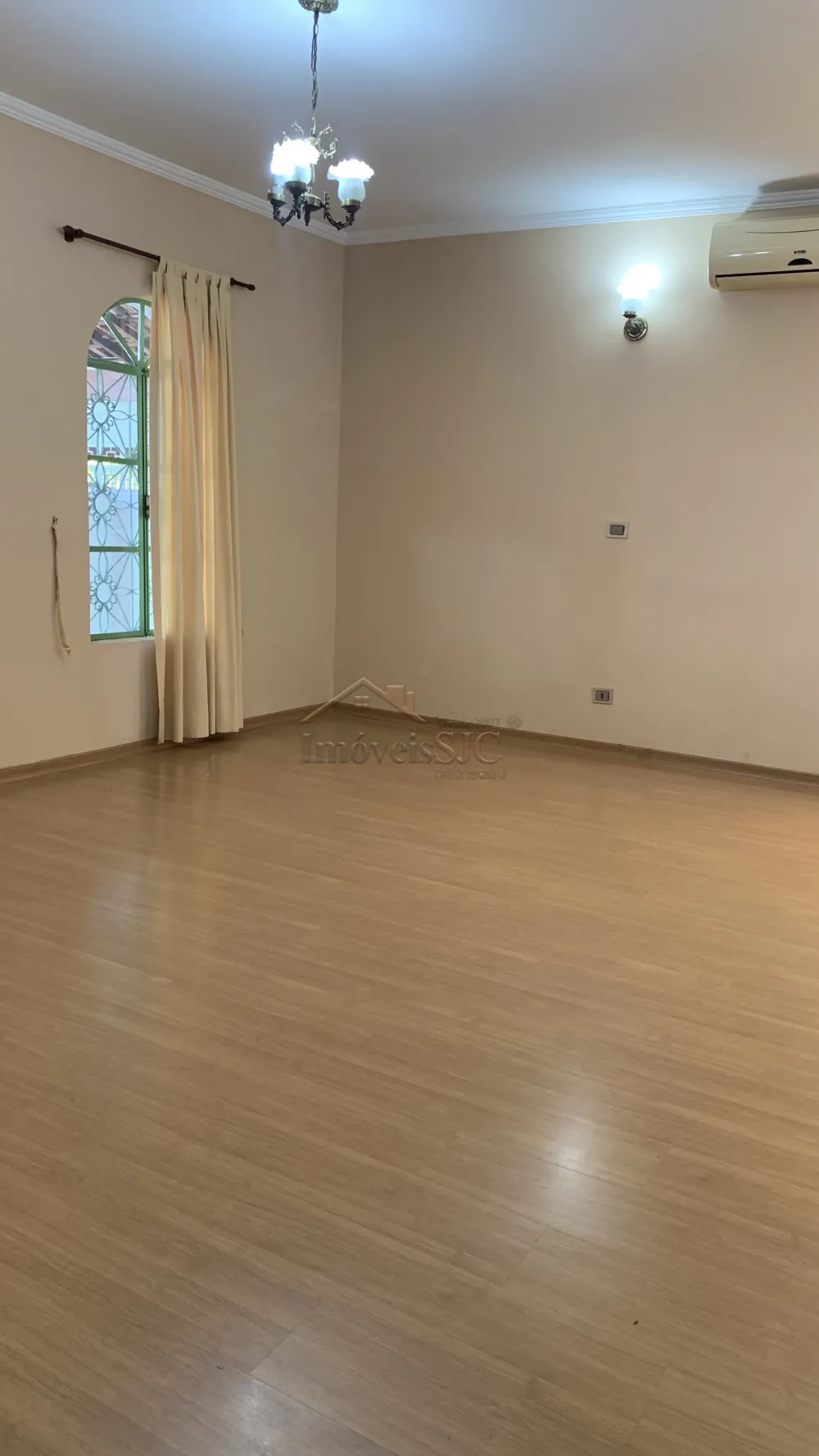 Alugar Casas / Padrão em São José dos Campos R$ 3.300,00 - Foto 1