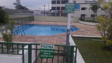 Cobertura de alto padrão com piscina.