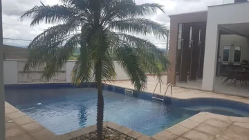 Casa de esquina no condomínio Jaguary