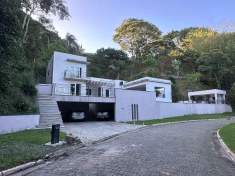 Excelente casa no Quinta das Flores com 5 dormitorios